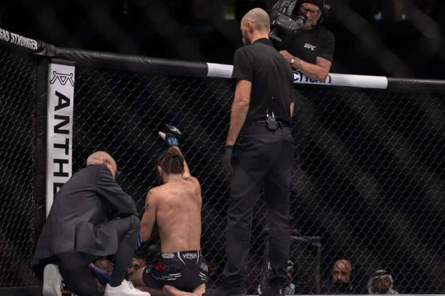 Kop do rozkroku ukončil zápas UFC. Bolest nedovolila pokračovat