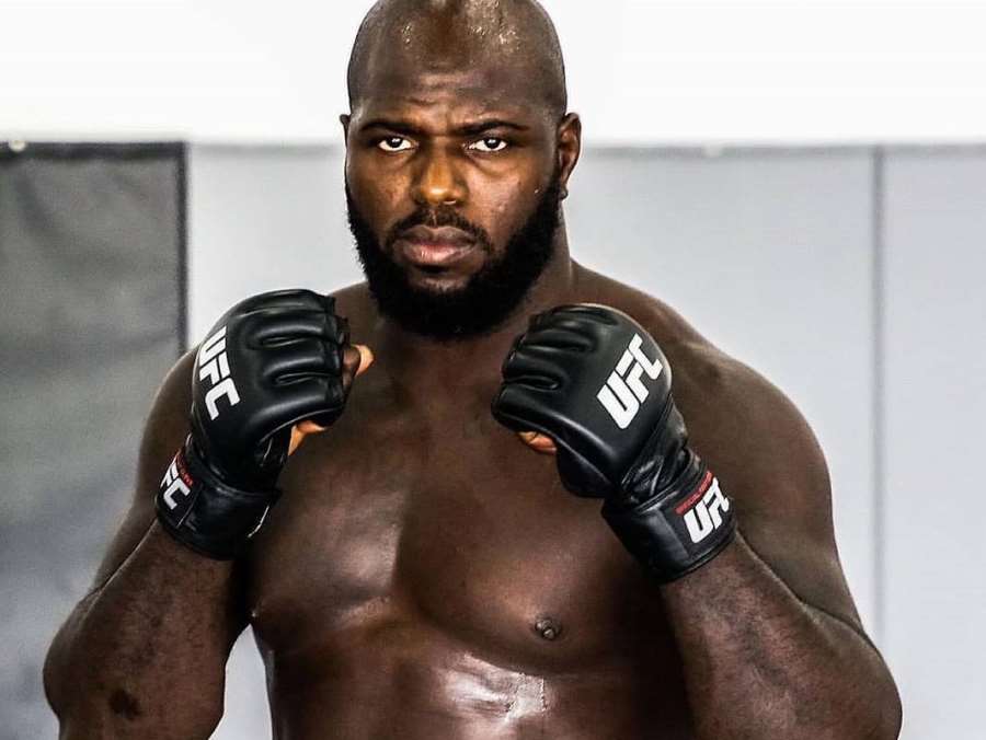 Obr se probudil a trefil krutý konec! Těžká váha v UFC vyhrála sekundu před koncem kola