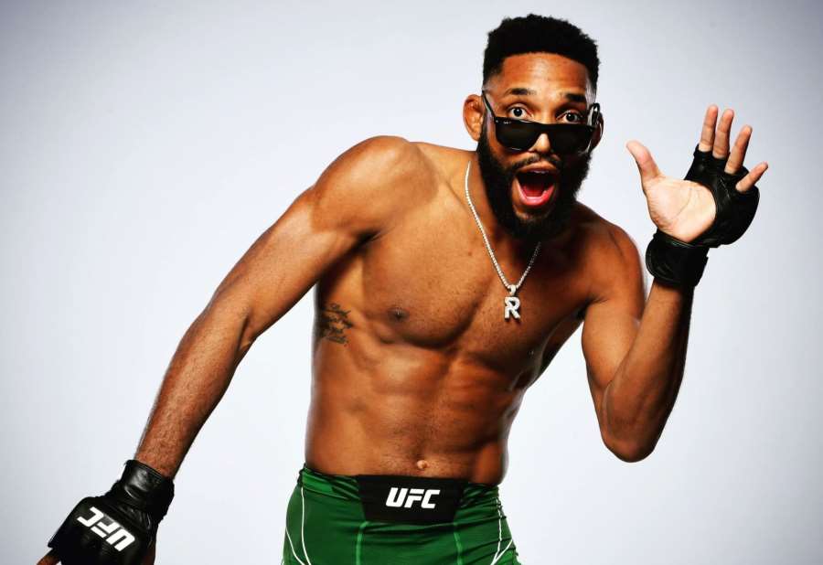 Jedinečný okamžik! Trojitá kombinace a kladivo jako tečka. Výstavní TKO v UFC 