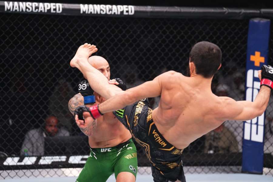 Symbolika a návrat do minulosti. Šampion UFC padl podruhé po kopu do hlavy