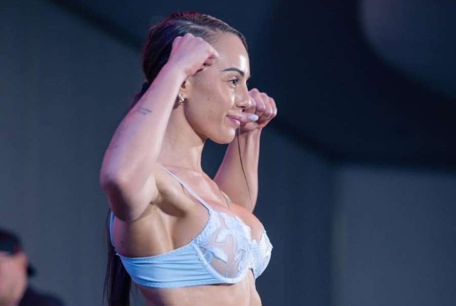 Šampionka se odvázala u bazénu. Po titulových bitvách září v bikinách