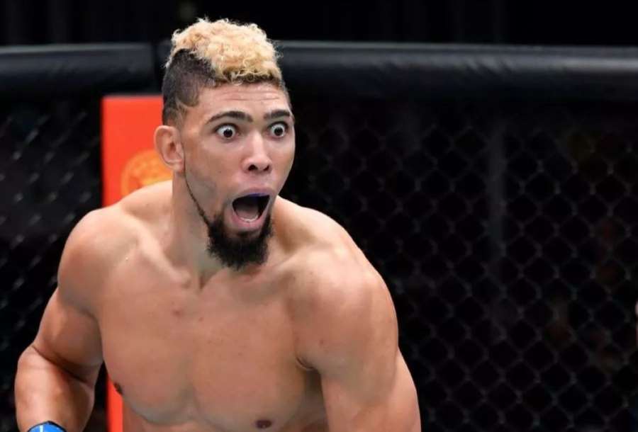 Chaos v UFC. Walker neunesl verdikt rozhodčího. V kleci musel krotit emoce i White