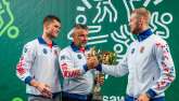 Čeští kickboxeři slaví spolu s trenérem Kamilem Šamalem. 