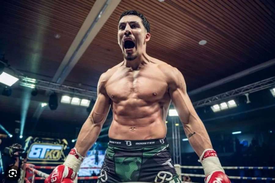 Divoký obrat. Kickboxer padl k zemi jako podťatý, vzápětí slavil KO výhru
