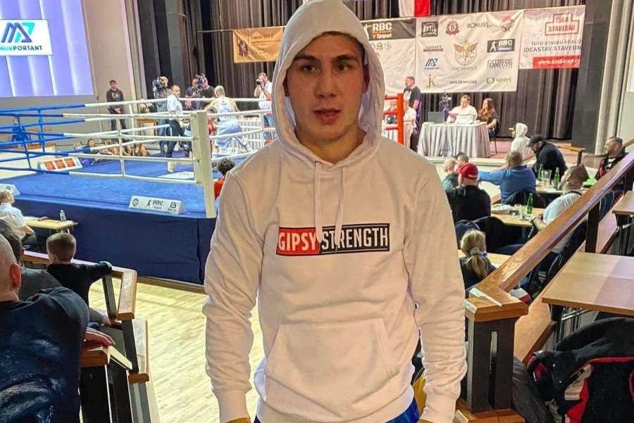 Čtyři prsty zlomené na osm částí, odpadlá pata, nemohl chodit. Přesto se zvedl a bojuje
