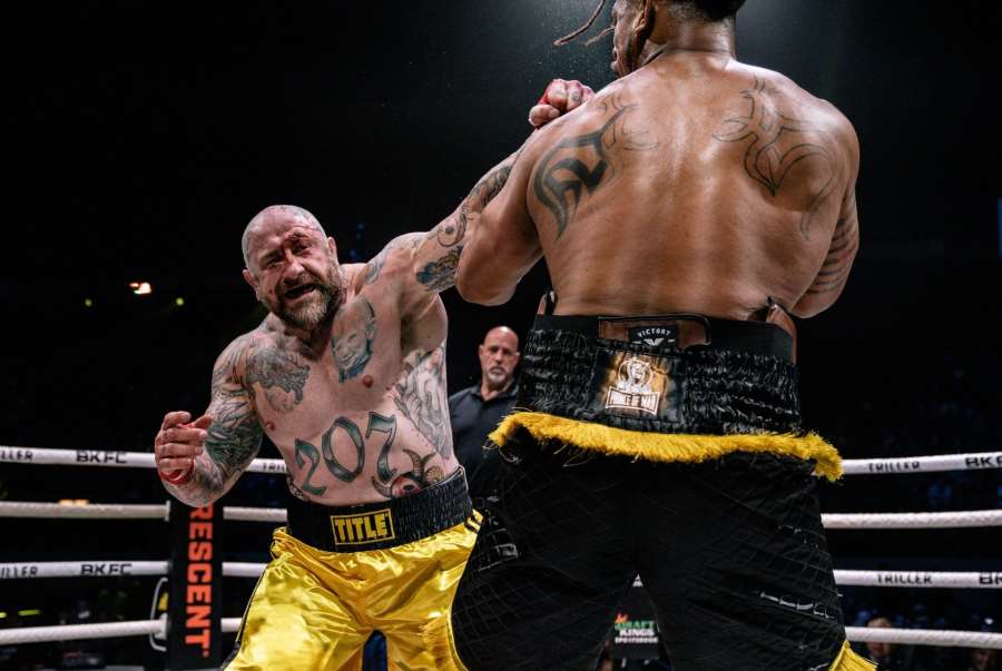 VIDEO: Veterán UFC vyfasoval KO. Těžkou váhu sejmul levý hák