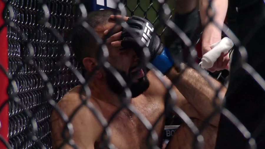 Divoké UFC. KO přišlo i za 22 sekund. Dva zápasy skončily pro nelegální údery 