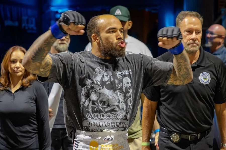 To se jen tak nevidí. MMA bojovník vypadl z klece 