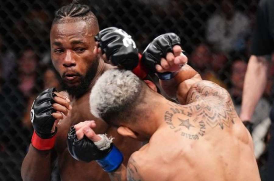 Mladičký debutant v UFC ohromil výkonem. Vítězství ale slavil nenáviděný Starboy 