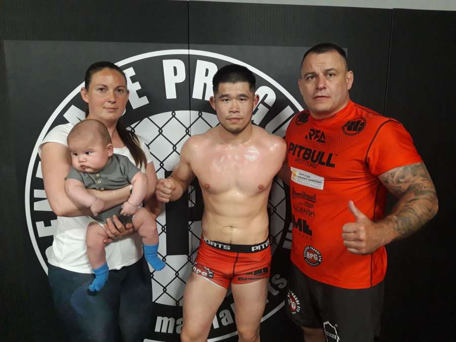 Koukal divně. Čekal, že se bude řvát. Jak čínský zápasník MMA kousal porážku v Praze?