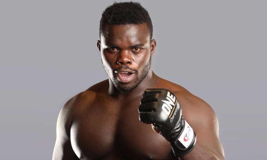 Africký rybář senzací MMA. Ničivé údery, drtivá síla. Kdo tenhle tank zastaví?