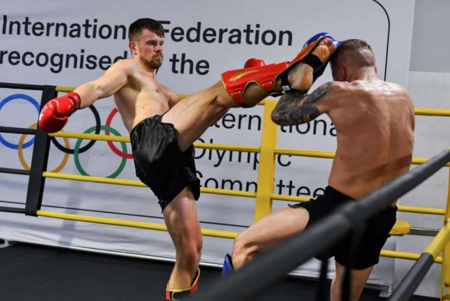 Drsný kickboxer a učitel si jde pro český titul. Pro děti chce být vzorem