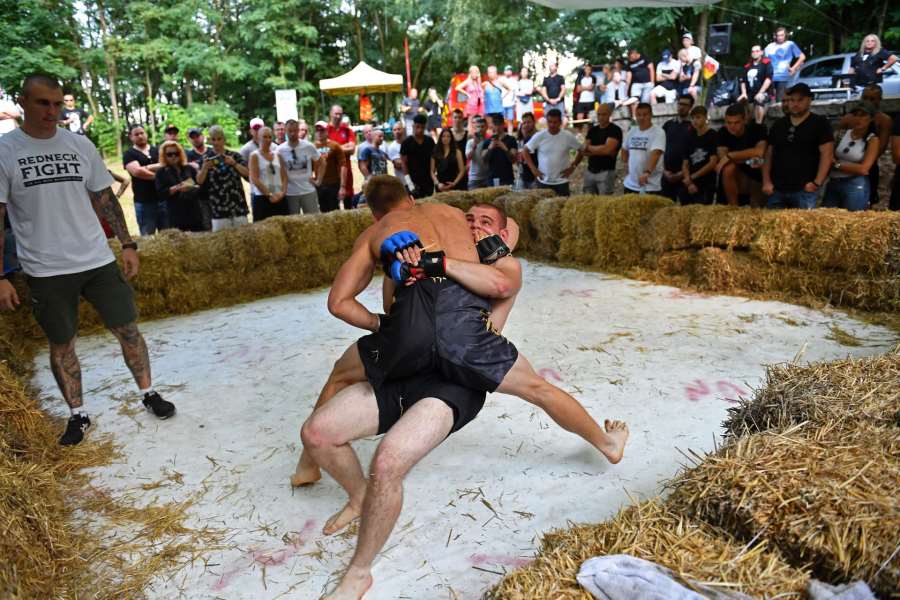Vidlácká rvačka. U Brna si to chlapi rozdali na pěsti mezi balíky slámy 
