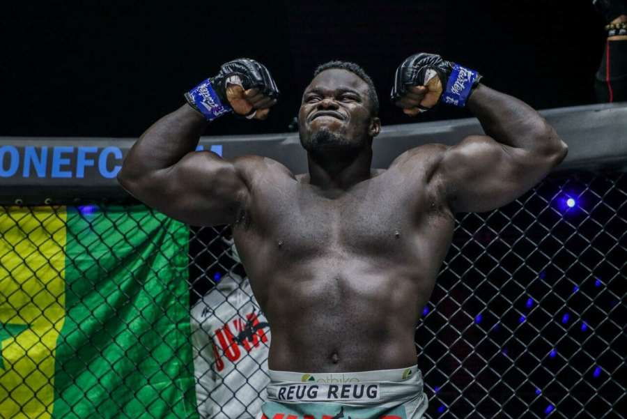 Ničivá síla se vrací do boje. Co předvede senegalský svalovec v kleci?