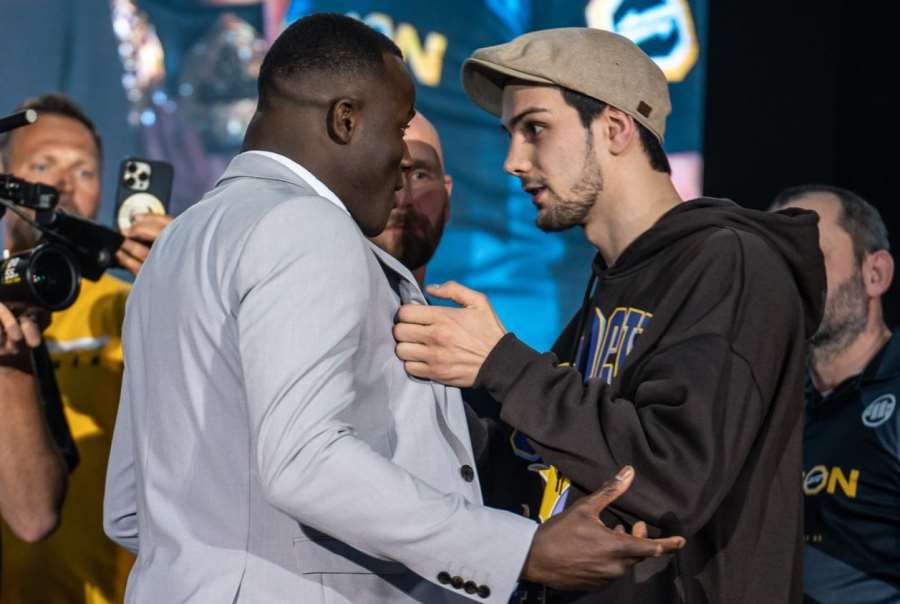 Buď už zticha, jsi jen pes, soptil Keita. Tvůj hlas zní stejně, jako když běží kůň, pálil rival