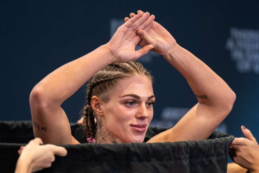 Slovenská kráska a dva světy. Hluboký výstřih a sportovní dřina