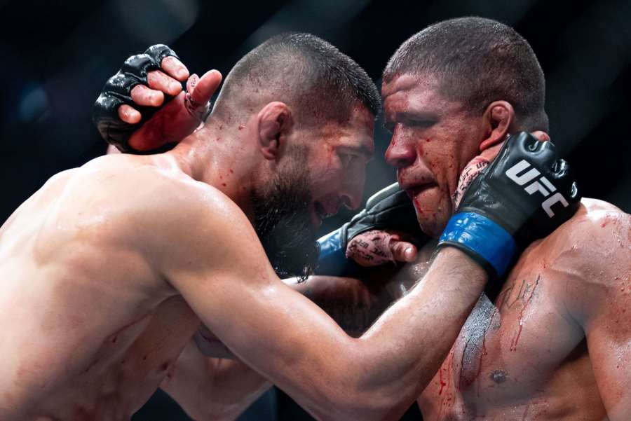 Jednou nohou v pekle. Chimaev a Burns se v UFC poštípali. Fanoušci tleskali vestoje