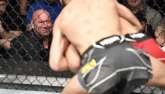 V UFC drtí soupeře...
