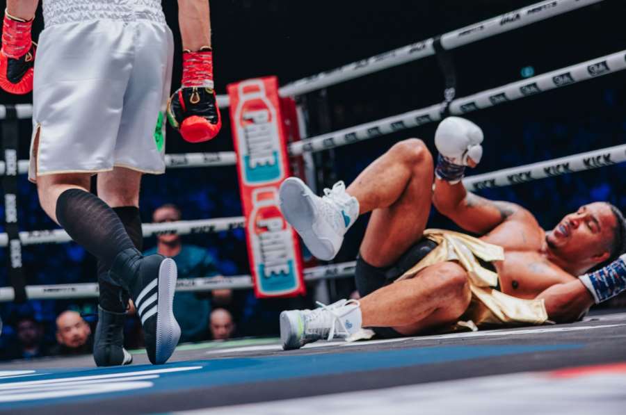 Bývalý titulový vyzyvatel UFC v boxu poslal soupeře třikrát k zemi