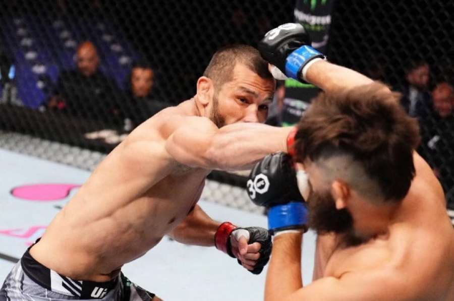 Divočina na závěr a doktor v kleci. Jasná výhra a Muradov má cenný skalp v UFC