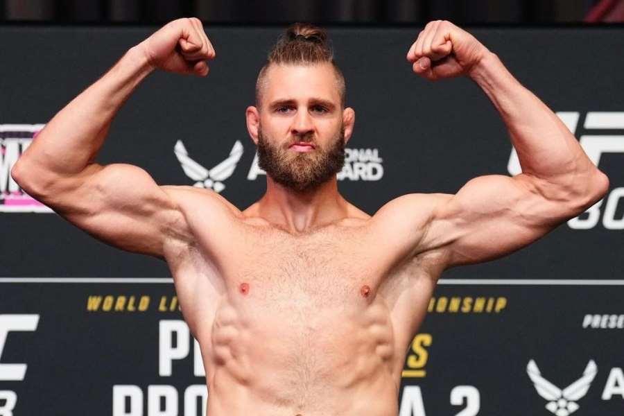 Procházka šel před titulovou bitvou do plavek. Ty zdobil nápis šampion. Pereira ladil formu