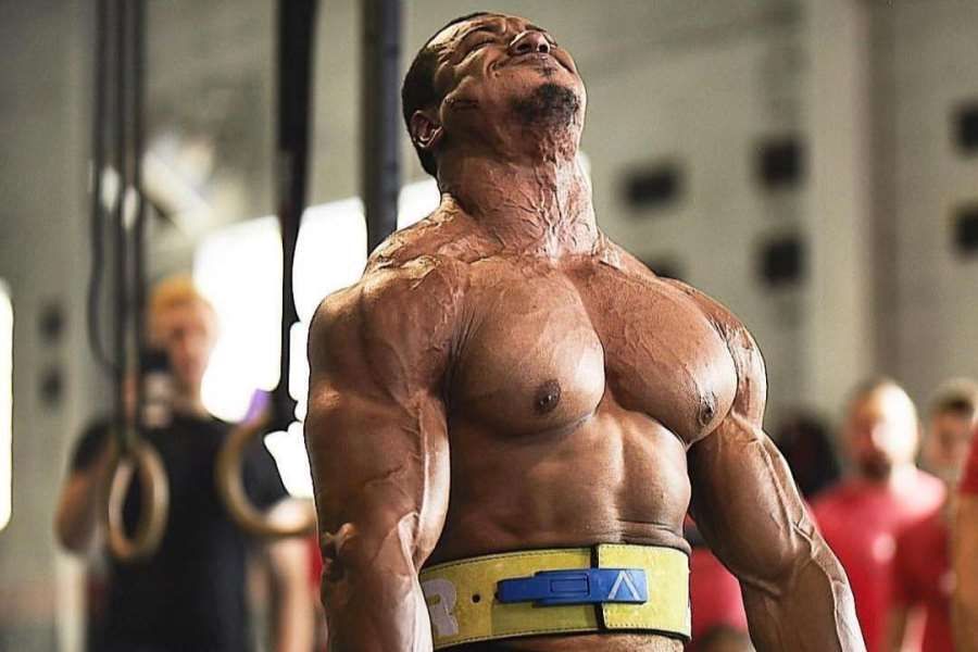 180kilový obr udeřil. Šampion ve fackované uzemnil kulturistu