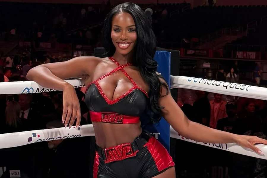 Absolutní vítězka. Ring girl ohromila fanoušky na akci Joshua vs. Paul