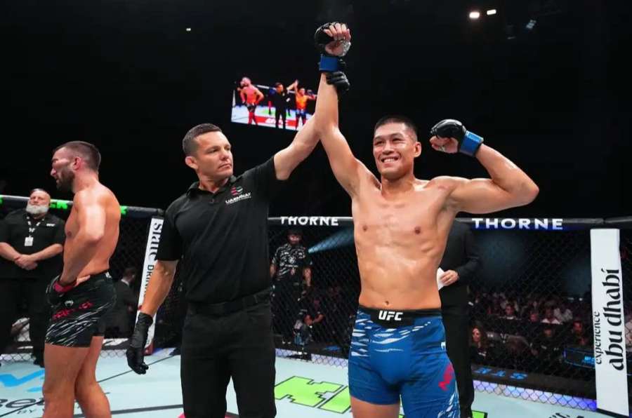 Historickou bitvu v UFC ukončil doktor. Šlo o zdraví