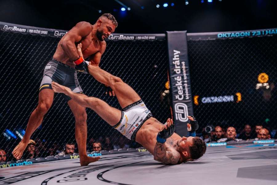 Gymnastika v MMA, akrobacie i páčení spodní čelisti. Parádní podívaná v Edenu
