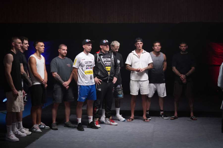 Žádná vila s bazénem, žádné postele, startuje Fight House