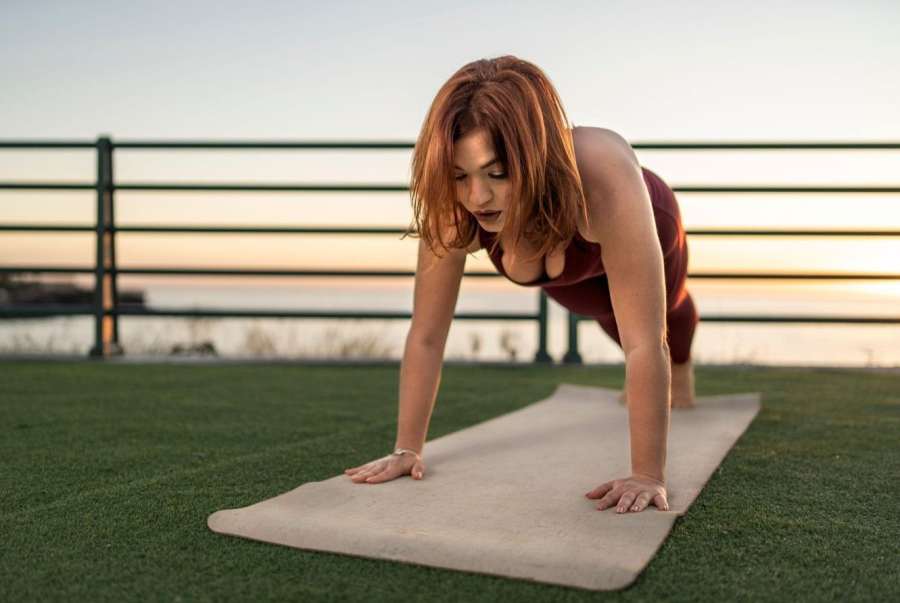 Odhalená fitness trenérka pózovala jen s ručníkem. Okamžik na hraně
