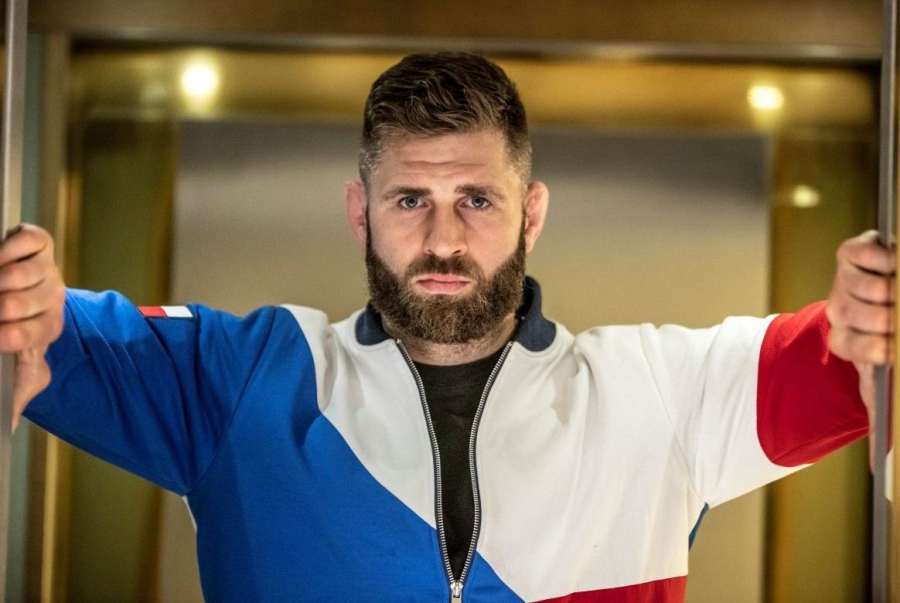 Procházka se vrací do klece UFC. V cestě stojí neporažená mašina