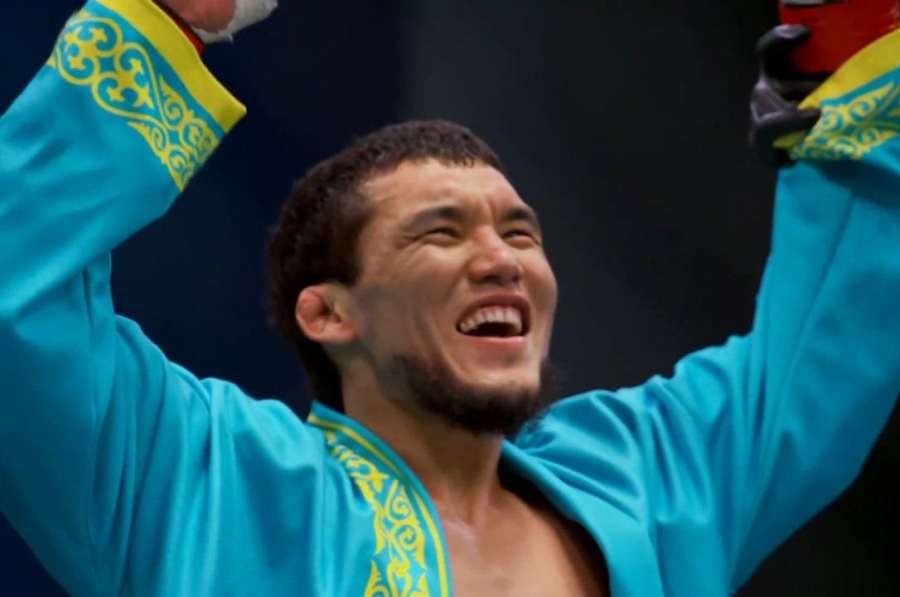 Koleno a konec. Pak se vítěz rozeběhl za šéfem UFC a spustil