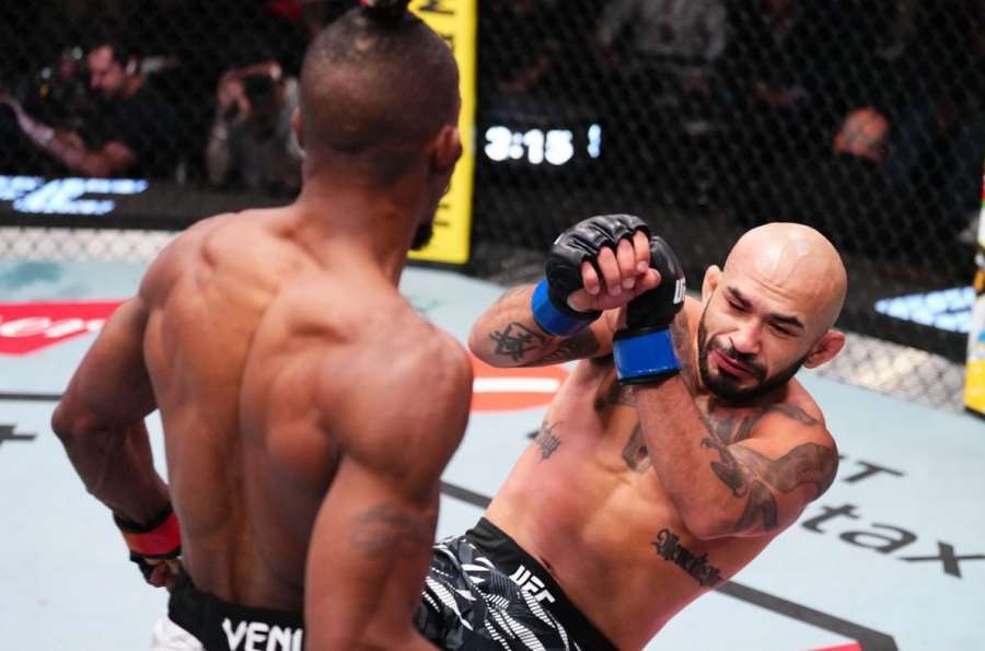 Gentleman v UFC. Bijec složil dělovkou rivala a zarazil se. Sudí chtěl ale vidět víc