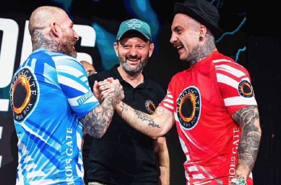 Možná bych to hecnul, ale bylo by to o život, zamyslel se Hála