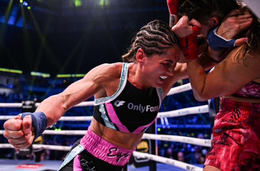 Veteránka UFC se vrátila z důchodu a v boxu bez rukavic rozdávala zlo