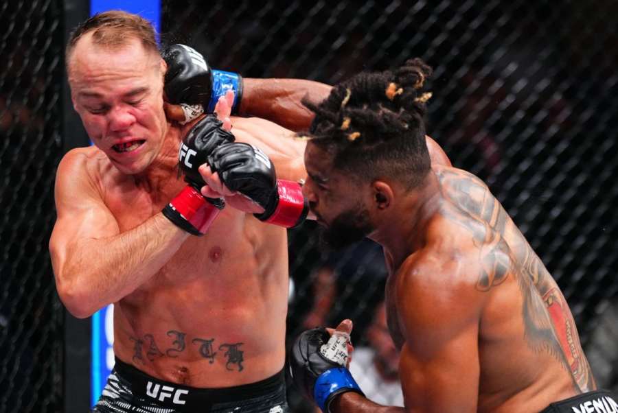 Pirát z UFC ničil. Soupeř se u pletiva potácel jako opilý námořník