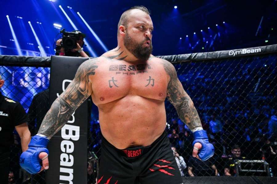 Naháněná v ringu. Obr honil o 50 kilo lehčího boxera. Nedohnal a prohrál