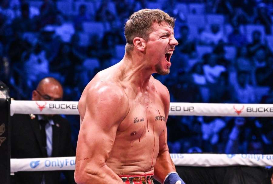Zničil rivala za 63 sekund. KO v boxu bez rukavic, soupeř šel k zemi