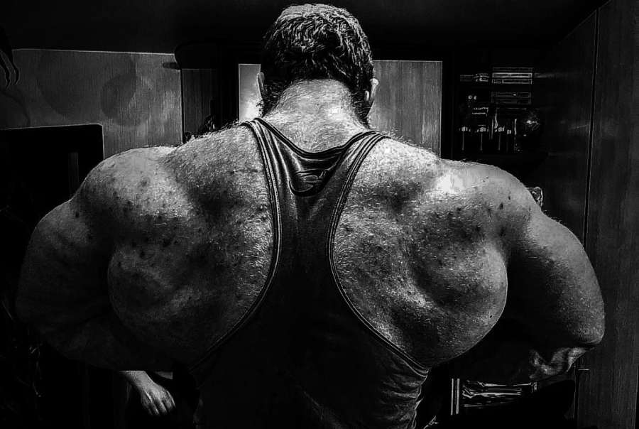 Abnormální síla ruského obra. Váží 150 kg a drtí všechno v posilovně 