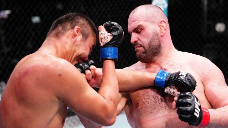 Slovenský obr slaví výhru v UFC. Přežil těžké chvíle, porazil neporaženého