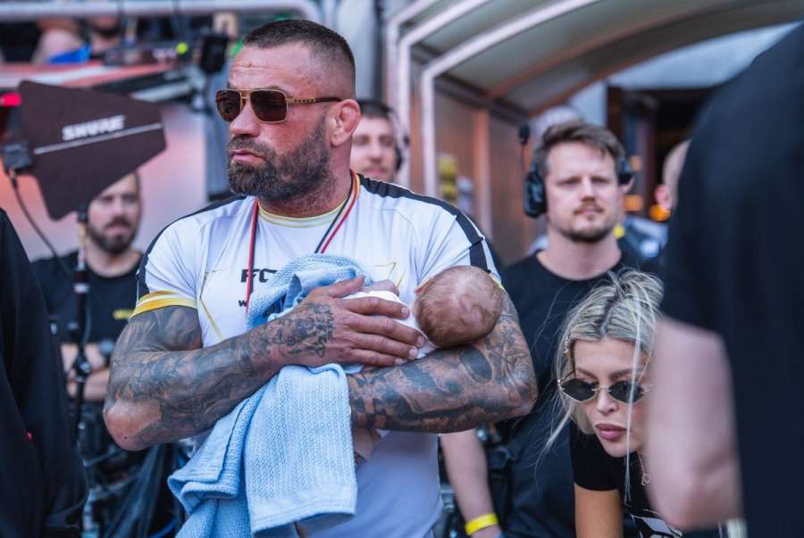 MMA ONLINE: Historický turnaj v Edenu. Vémola přišel i s rodinou