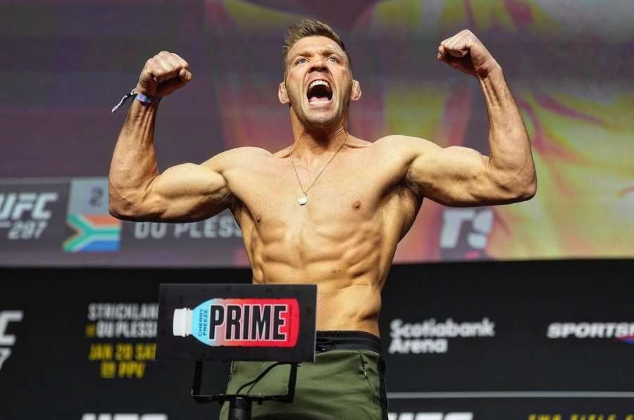 Ostrá kolena a tvrdé kopy. Souboj bývalých vládců UFC bavil 