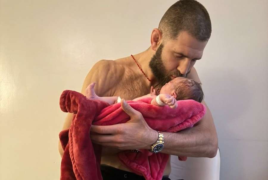 Obrovský puget růží. Procházka snad vykoupil po narození dcery květinářství