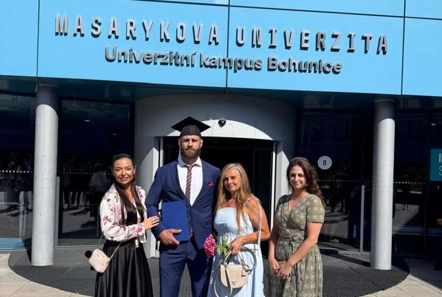 Síla nestačí. Procházka si převzal vysokoškolský diplom