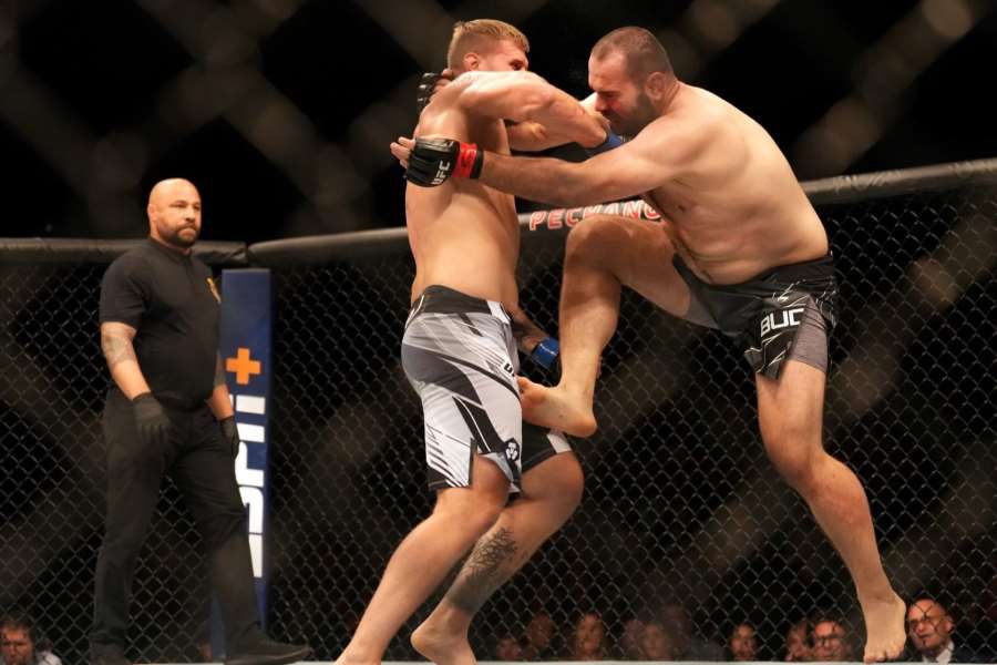 Rána na spánek, zkázonosné přestřelky i změna plánu! Slovenský obr v UFC vyhrál