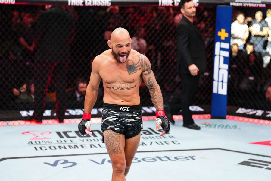 Bojovník UFC nehleděl na klepání a uspal fanouška. Na sítích to schytal