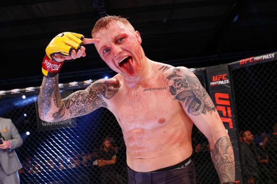 Tvrdou masáž obličeje v UFC musel rozhodčí ukončit