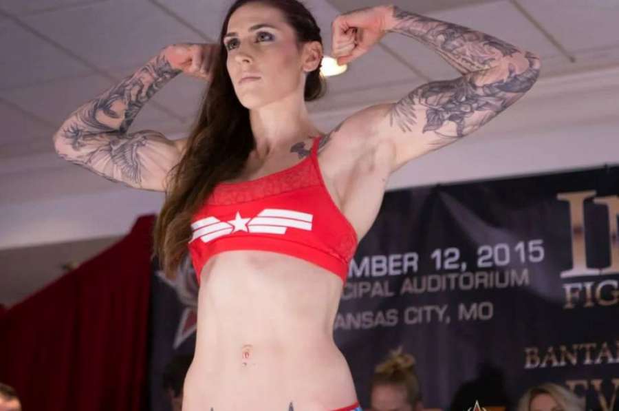 Zápasnice jí nesahaly ani po ramena. Někdejší bojovnice UFC vypadala jako gigant