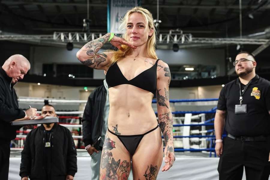 Bývalá bojovnice UFC svlékla oblečení a zaujala na váze